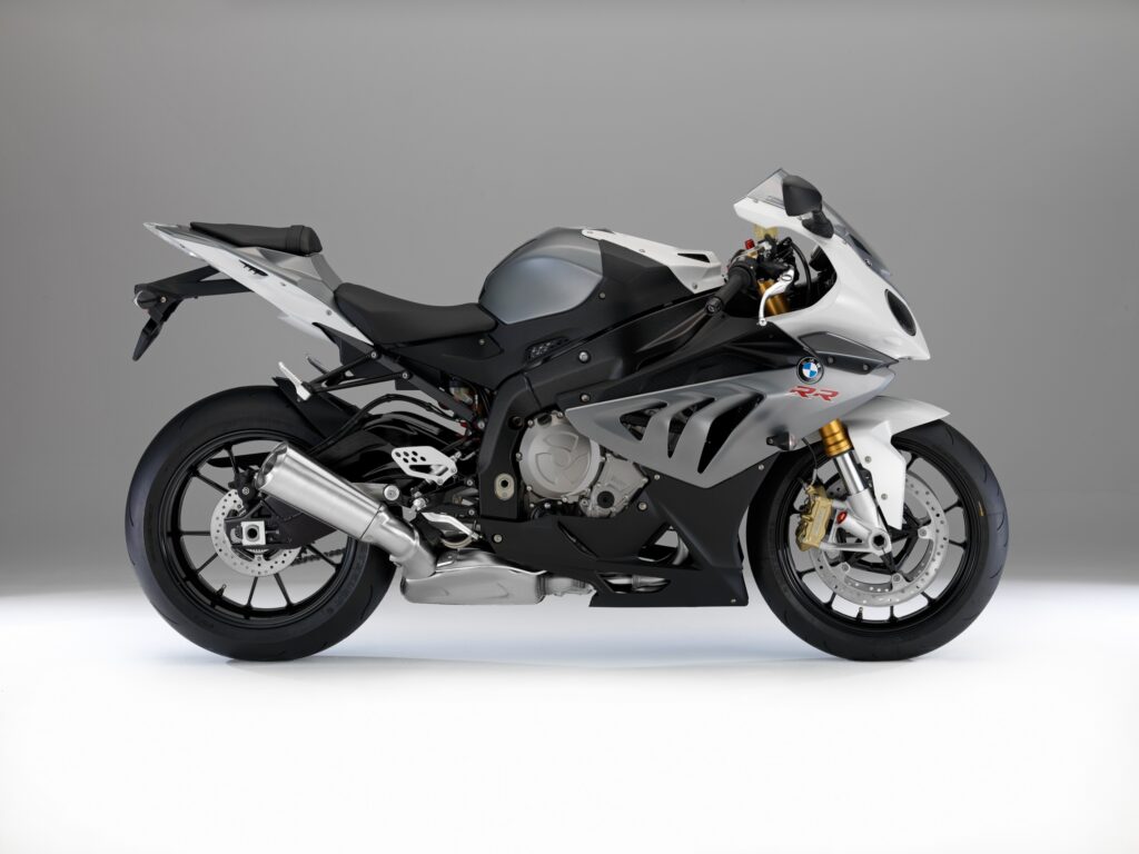 2014-bmw-s1000rr-changes-colors_2